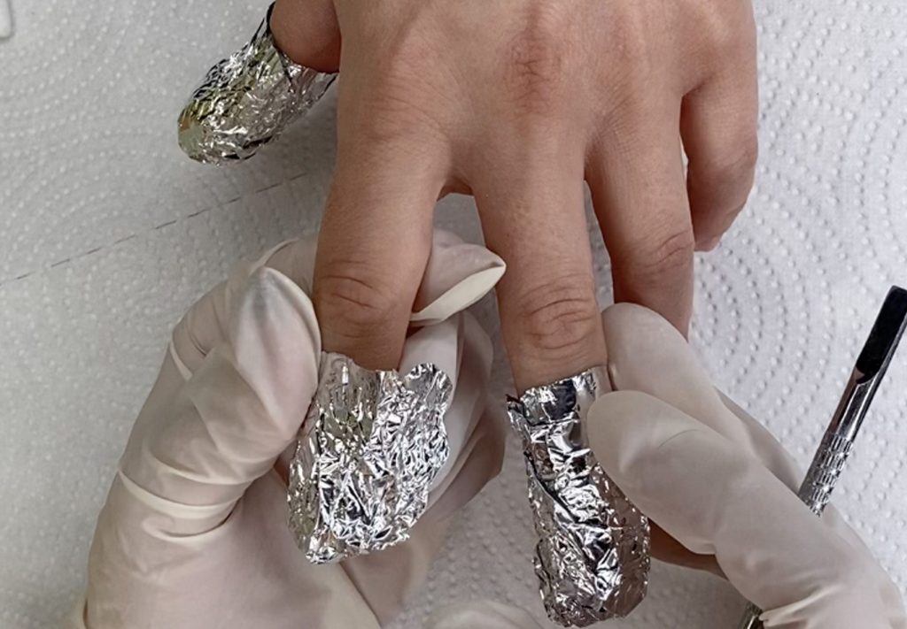 How to use an aluminium nail art foil?